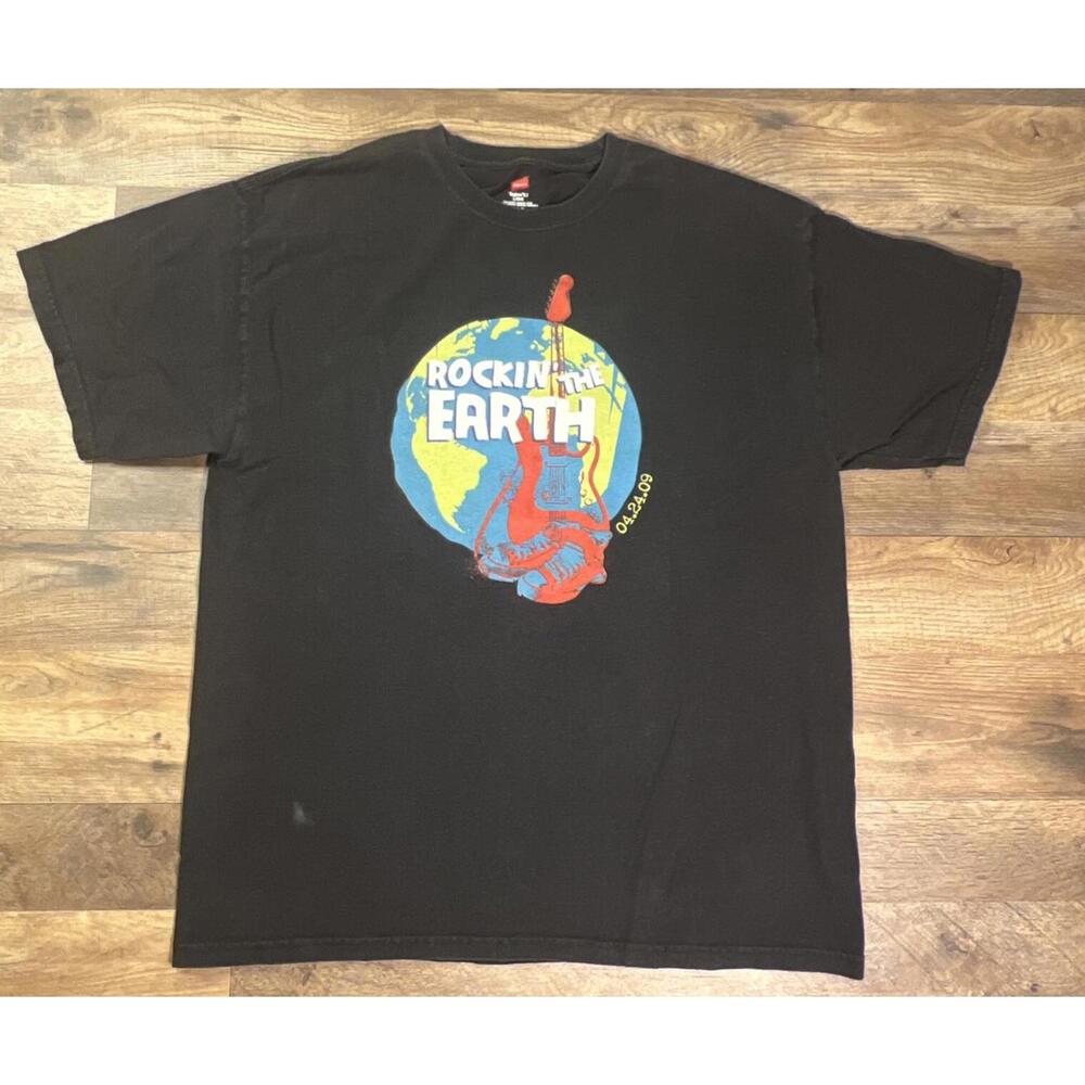 Planet Rocking the Earth Skateboard black Faded T-Shirt Guitar Sneaker Large .